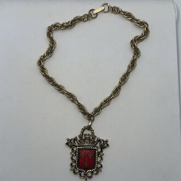 Vintage gold tone family crest fleur de lis royalty large charm pendant necklace - Picture 9 of 11